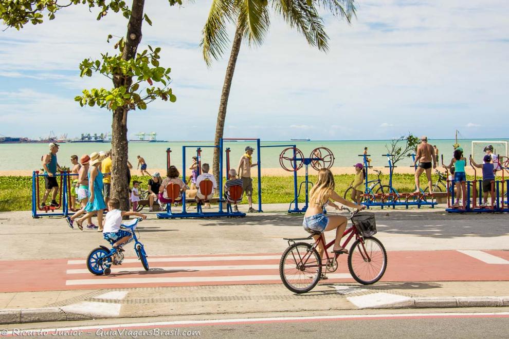 Imagem de mãe e filho na ciclovia da Praia de Cambori.